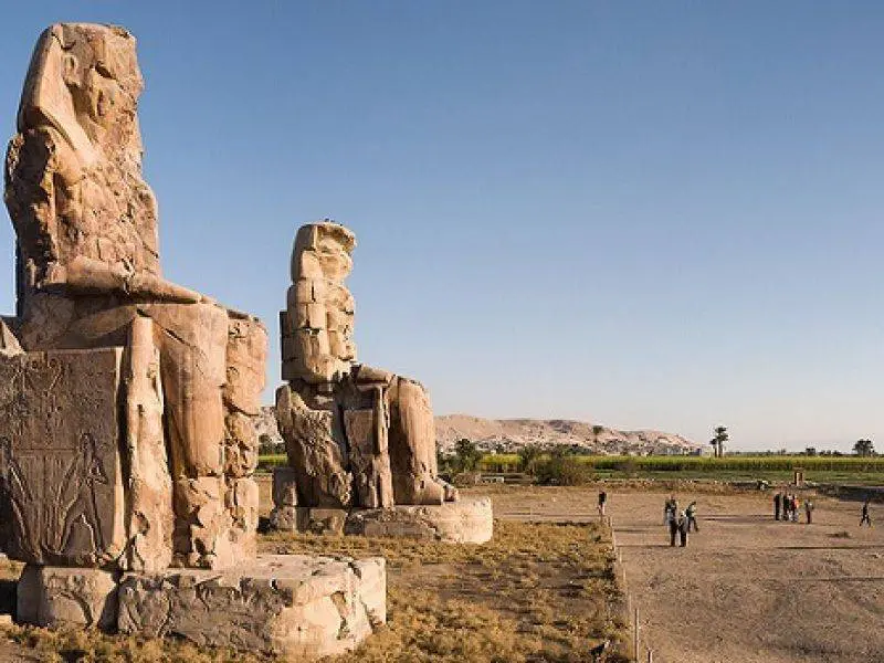 Colossi of Memnon towering over the West Bank on a Luxor day trip