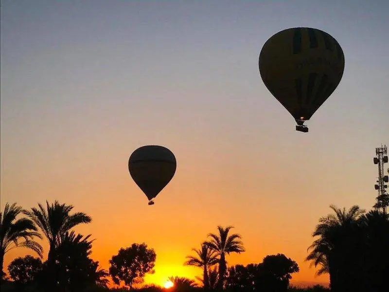 multiple-balloons-floating-over-west-bank-luxor