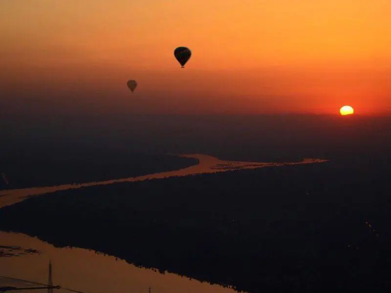 sunrise-hot-air-balloon-ride-luxor-egypt